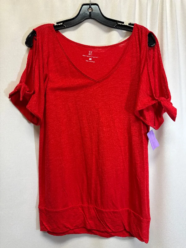 women's T-shirts with round necksRed Top Short Sleeve New York And Co, Size M