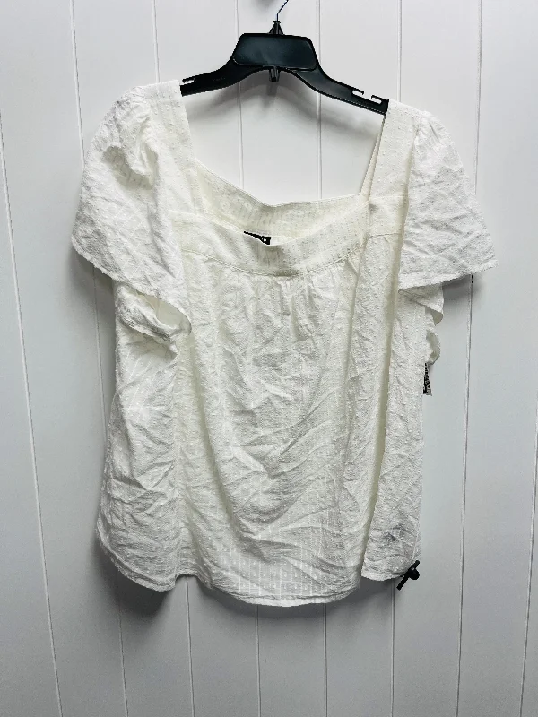 women's T-shirts with relaxed fitsWhite Top Short Sleeve Torrid, Size 3x